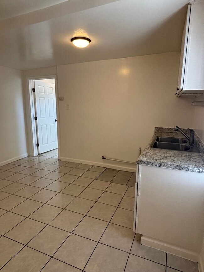 Building Photo - Beautiful 1 Bed Backhouse Available Now!