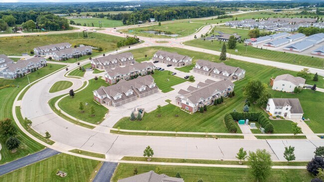 Building Photo - Condo Style Lower 2 Bedroom 2 Bathroom Apartment is Available