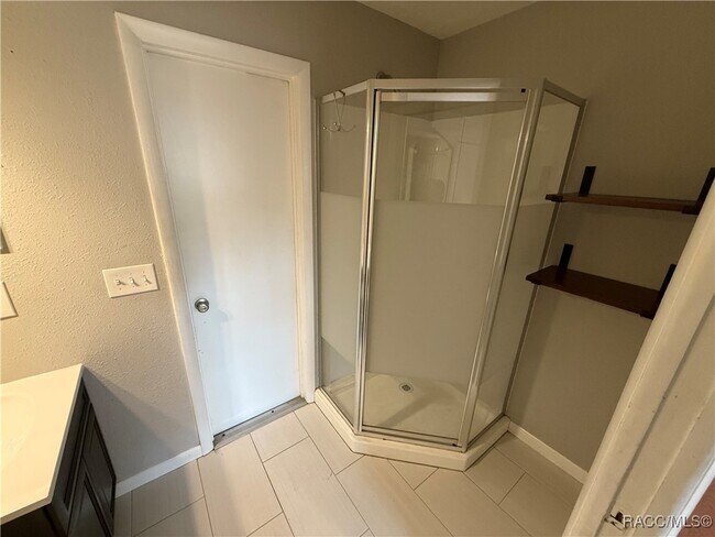 Building Photo - 920 N Lyle Ave