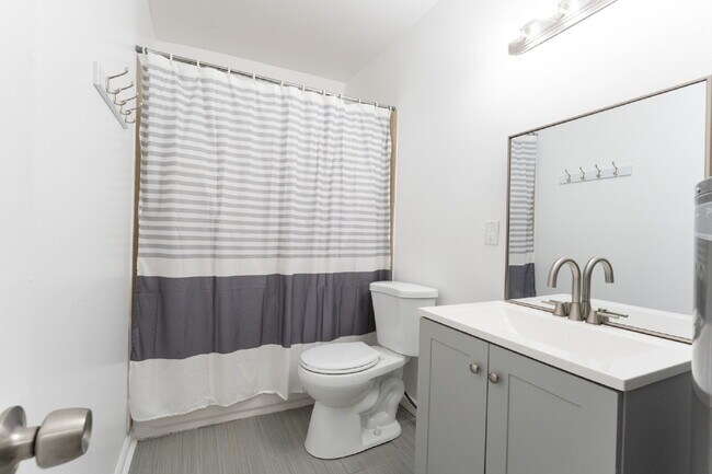 Building Photo - Update 2 Bed 1 Bath in The Nations