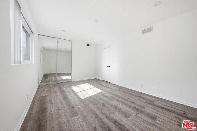 Building Photo - 1037 N Vista St