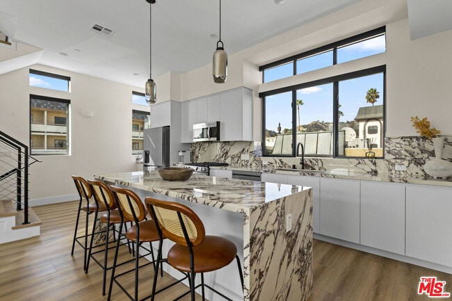 Building Photo - 1318 1/2 N Vista St