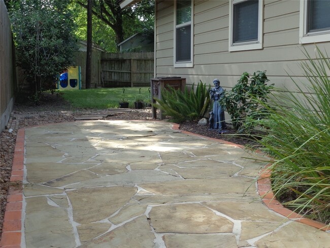 Building Photo - 1551 Hewitt Dr