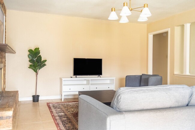 Building Photo - Queen room in 4-bed/2.0-bath Home