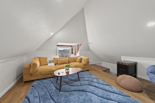 Building Photo - 664 Siebert St