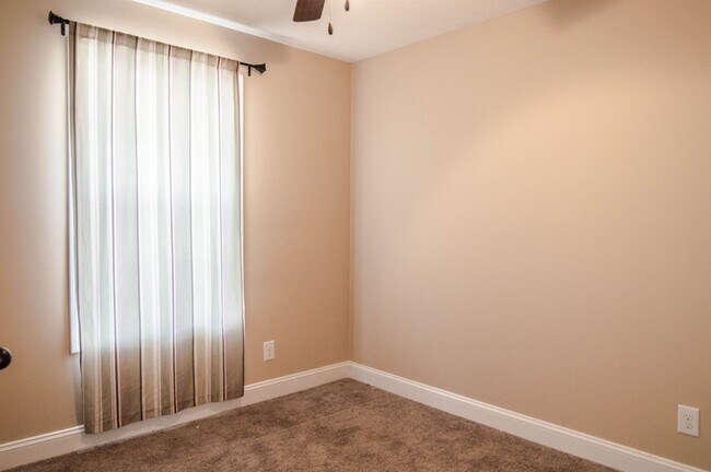 Building Photo - Pet Friendly Three Bedroom!