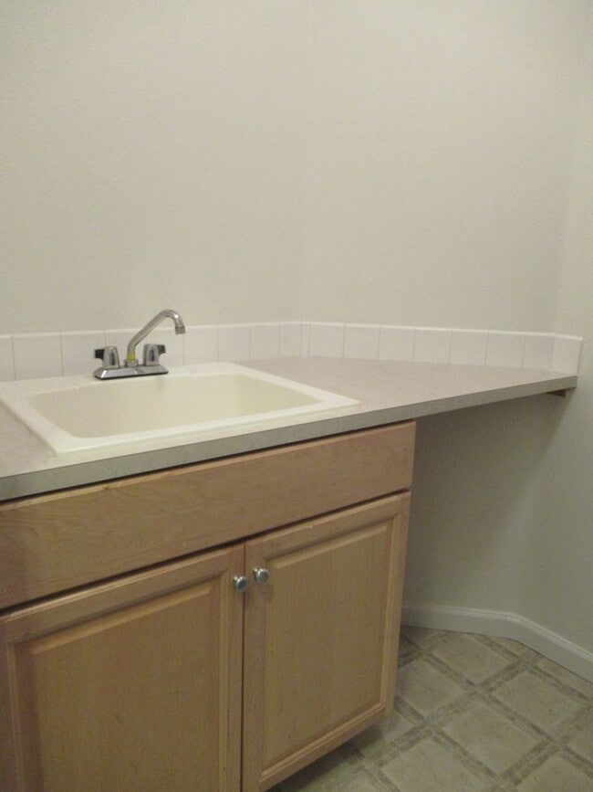 Building Photo - Large 4 Bedroom South