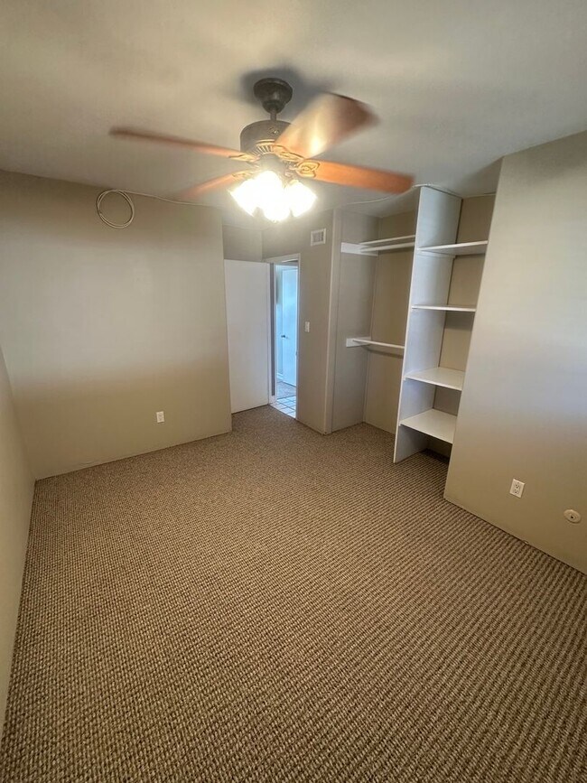 Building Photo - Beautifully landscaped 3BR/2BA house in La...