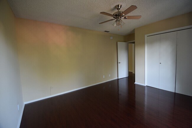Building Photo - 24347 Newhall Ave