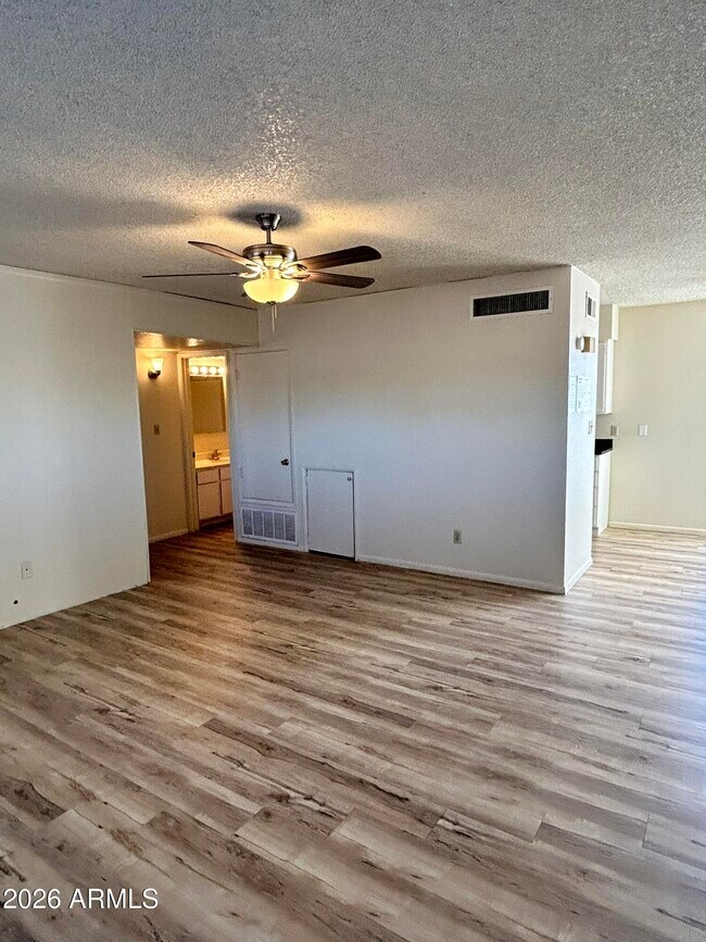 Building Photo - 2652 E Oakleaf Dr