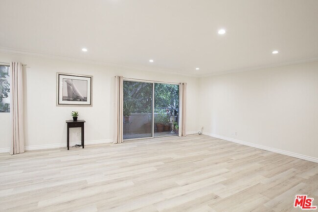 Building Photo - 6708 Hillpark Dr