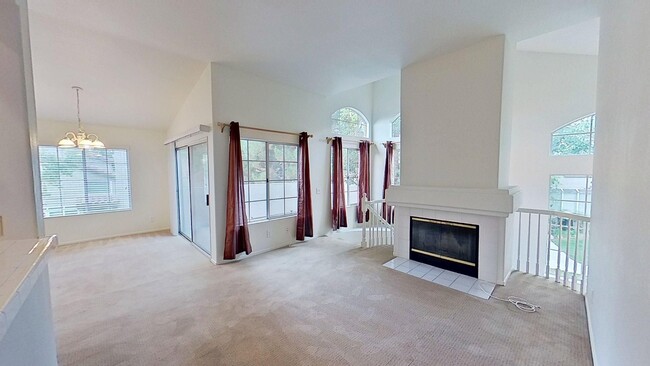 Building Photo - 30 Fuchsia: End Unit 2 Bed 2 Bath Condo in...