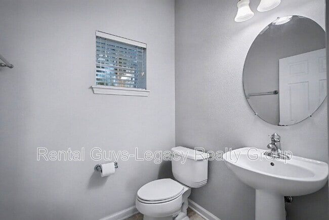 Building Photo - 6986 Roundleaf Dr