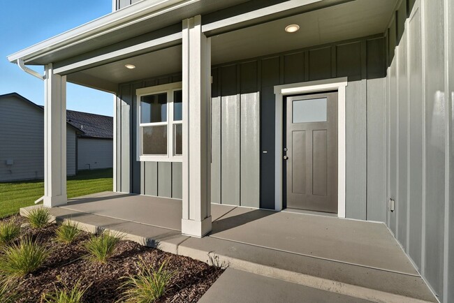 Building Photo - 704 E 4th St