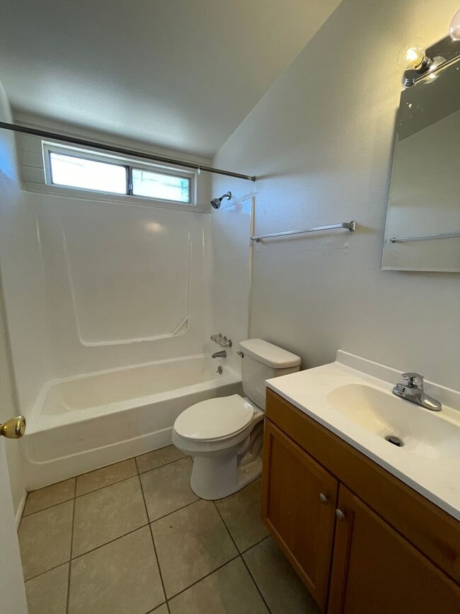 Building Photo - Central 2 bedroom 1 bath unit with Fenced ...