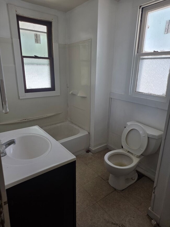 Building Photo - 2 Bedroom 1 Bath Home $1000.00