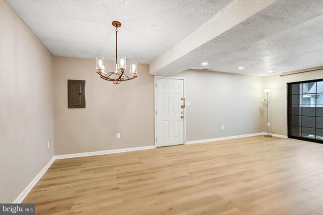 Building Photo - 1603 Carriage House Terrace