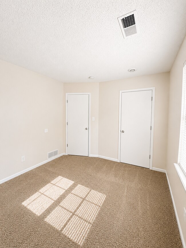 Building Photo - Spacious 3BR Duplex with Two Living Areas