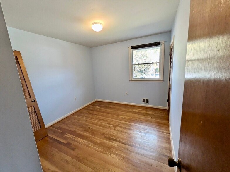 Building Photo - 9204 Davidson St