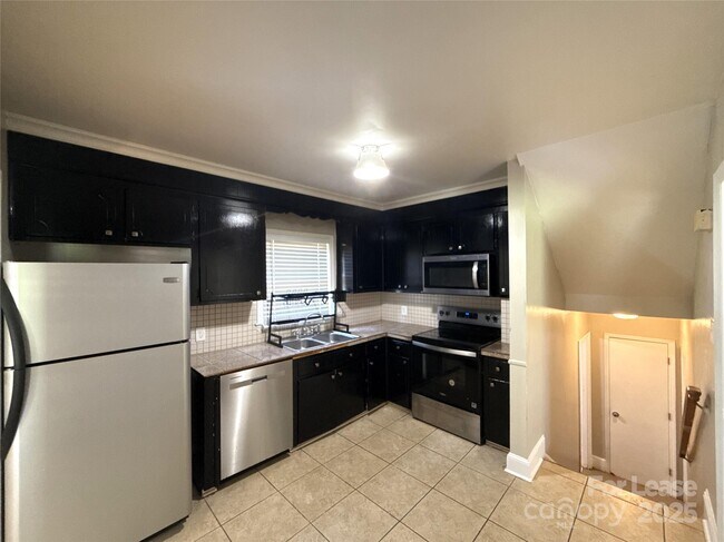 Building Photo - 1127 Queensgate St