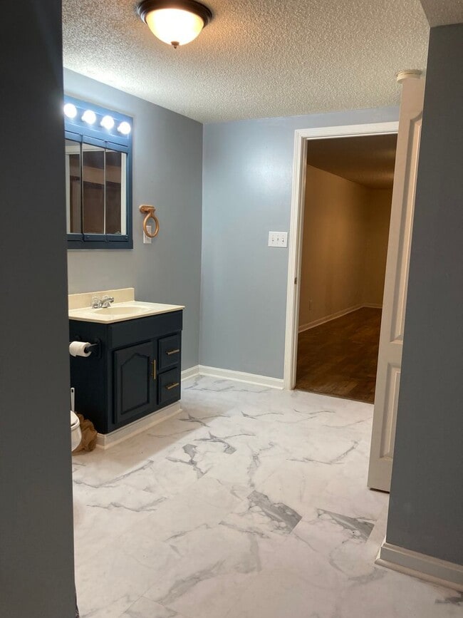 Building Photo - Weather is Cold .. This Property is H*O*T