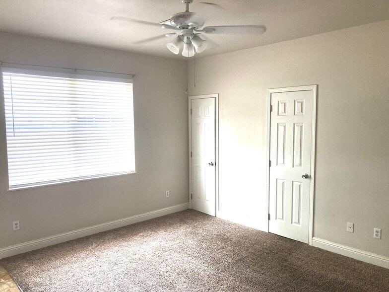 Living room - 138 Briarwood Ct