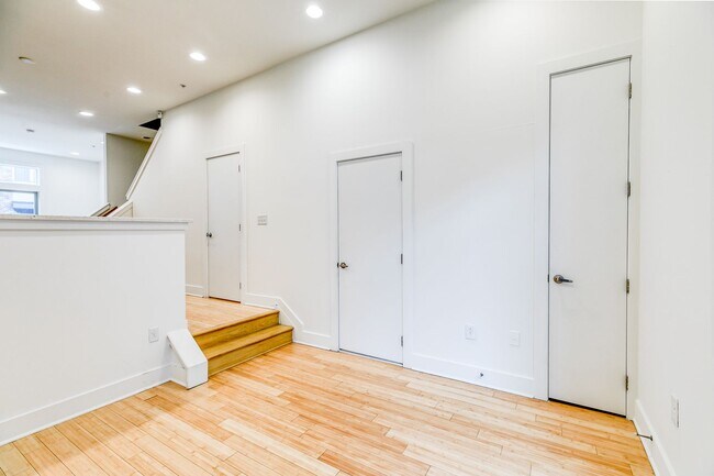 Building Photo - Northern Liberties Townhome with Parking!