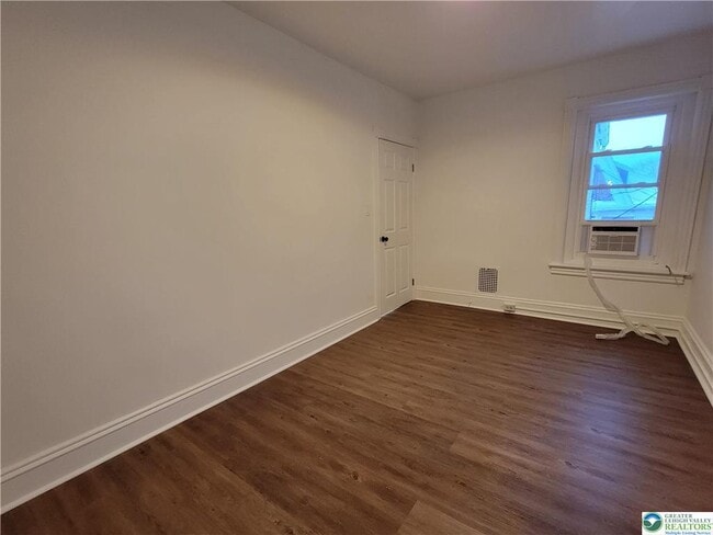 Building Photo - 746 Linden St