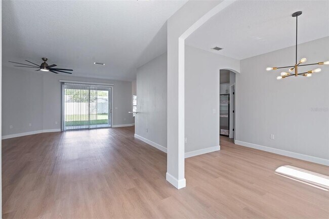 Building Photo - 32 Roxton Ln