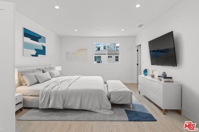 Building Photo - 15224 W Holyland Dr