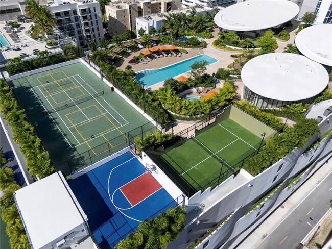 Building Photo - 700 NE 24th St