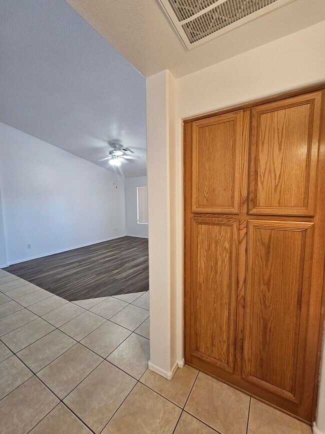 Building Photo - 3 Bedroom Home - No HOA - Single Level - North Phoenix *$500 Off First Month's Rent*