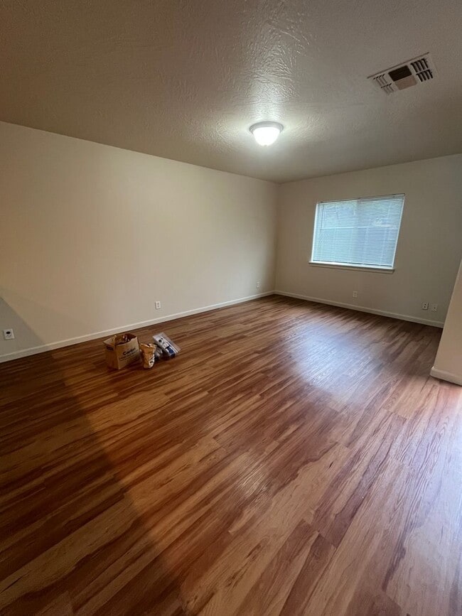 Building Photo - Townhouse style duplex in Lowell