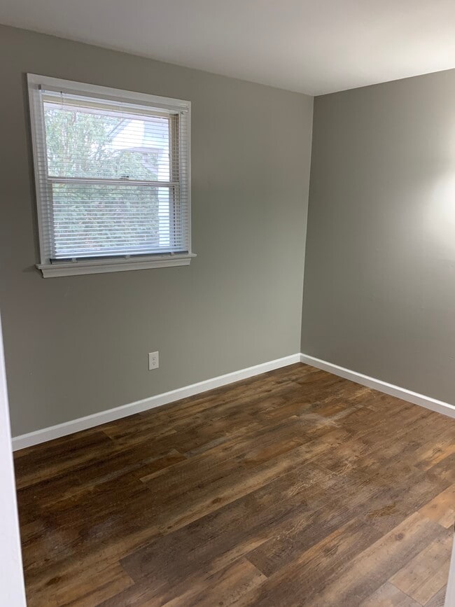 1st bedroom - 39 Old Amherst Rd