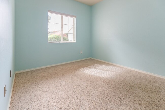 Building Photo - Inviting 4 Bed 2 Bath Home - Solar Panels & In The Golf Course Area!