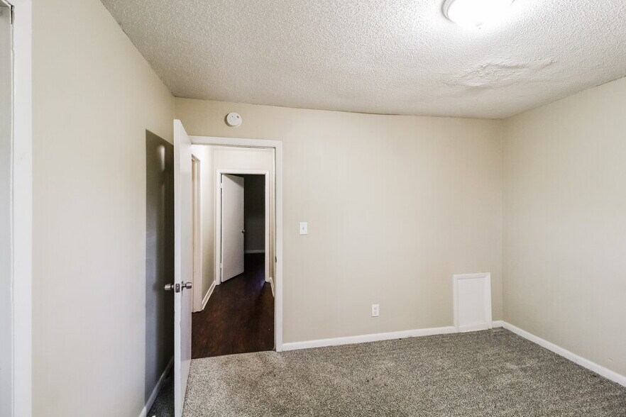 Building Photo - 5151 Hillside Dr NW