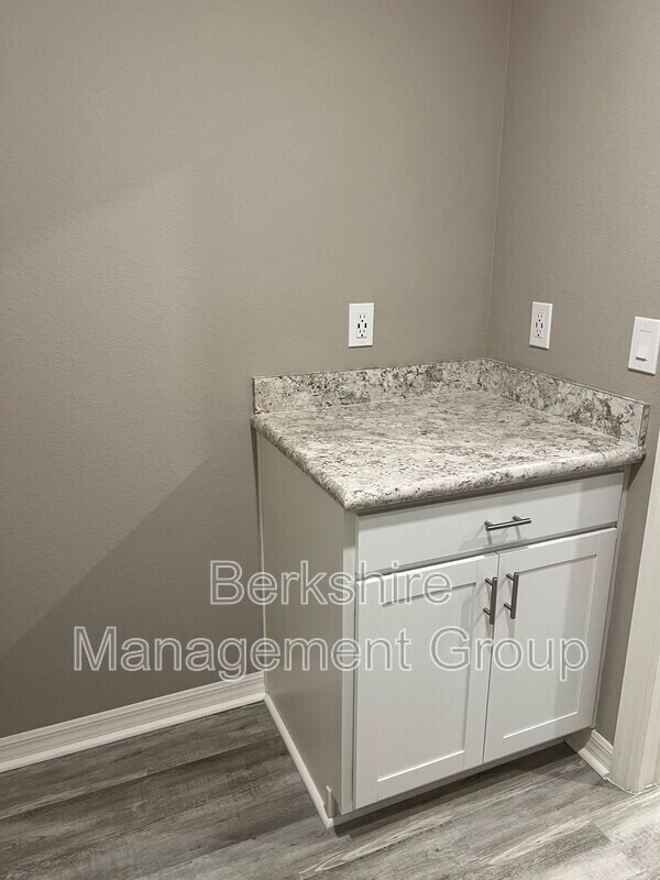 Building Photo - 1136 Brook Meadow Dr