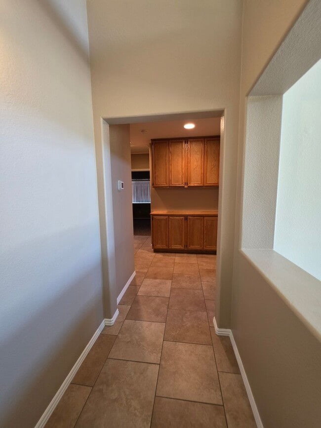 Building Photo - Spacious 4 Bedroom 2 bath Home in Victorville – Landscaping Included!