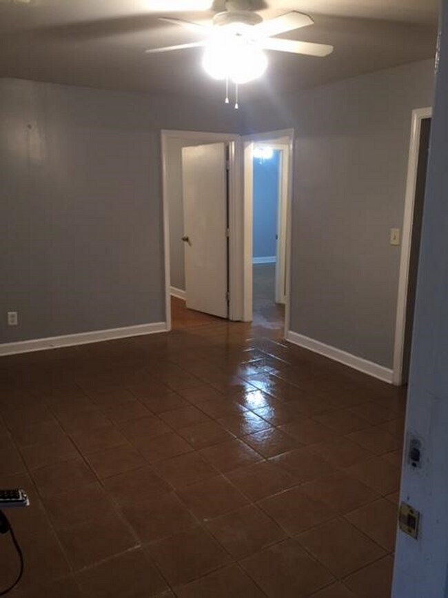 Building Photo - Cozy 2 Bedroom / 1 Bath Duplex