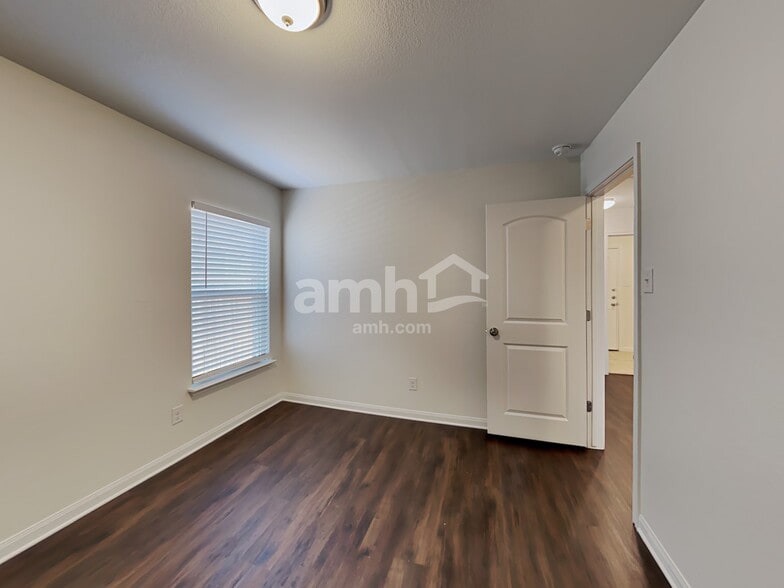 Building Photo - 7913 Oxbow Way