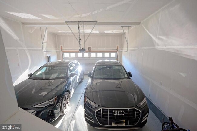 Building Photo - 65 Westmont Dr