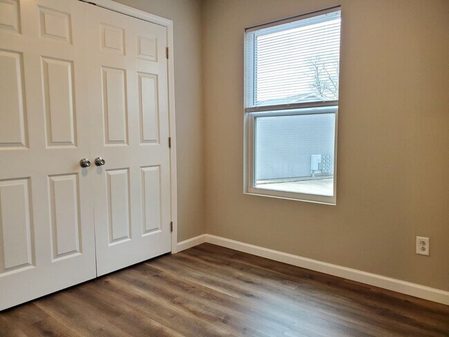 Building Photo - 3 bed, 1 bath Apartment