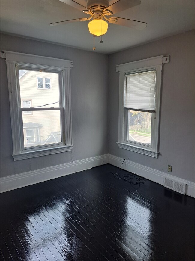 Building Photo - 811 Portland Ave