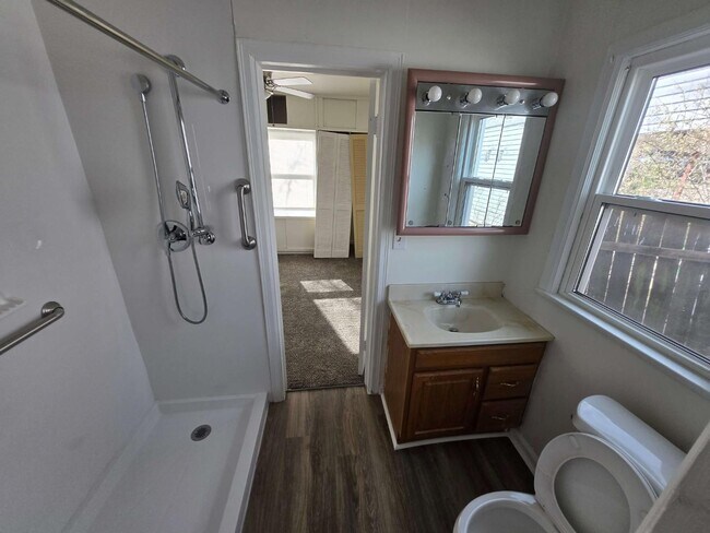 Building Photo - 906 N Pershing St