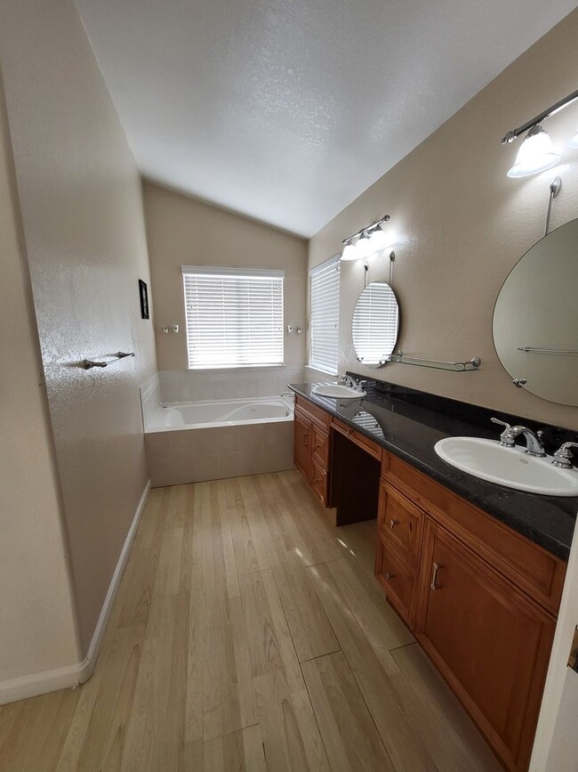 Building Photo - Beautiful Carriage Hills Home!!