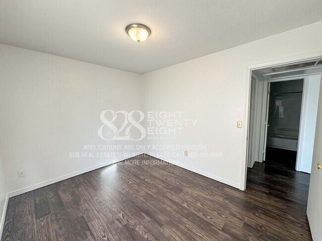 Building Photo - COMING SOON! West Oaks 2 Bed/1 Bath Second Floor Apt in Newcastle!