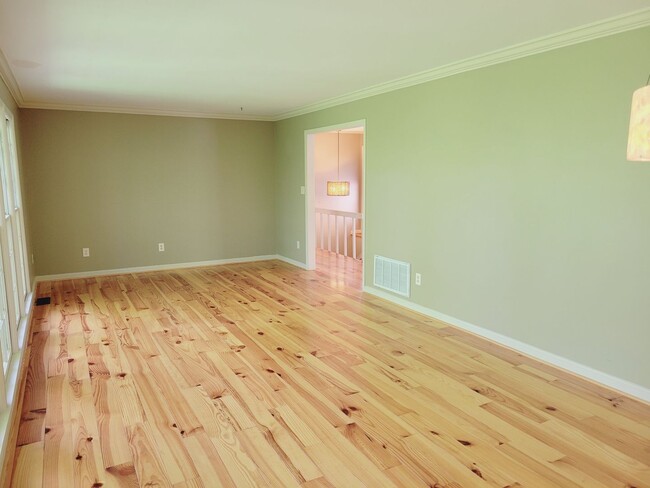 Building Photo - 984 Shades Crest Rd