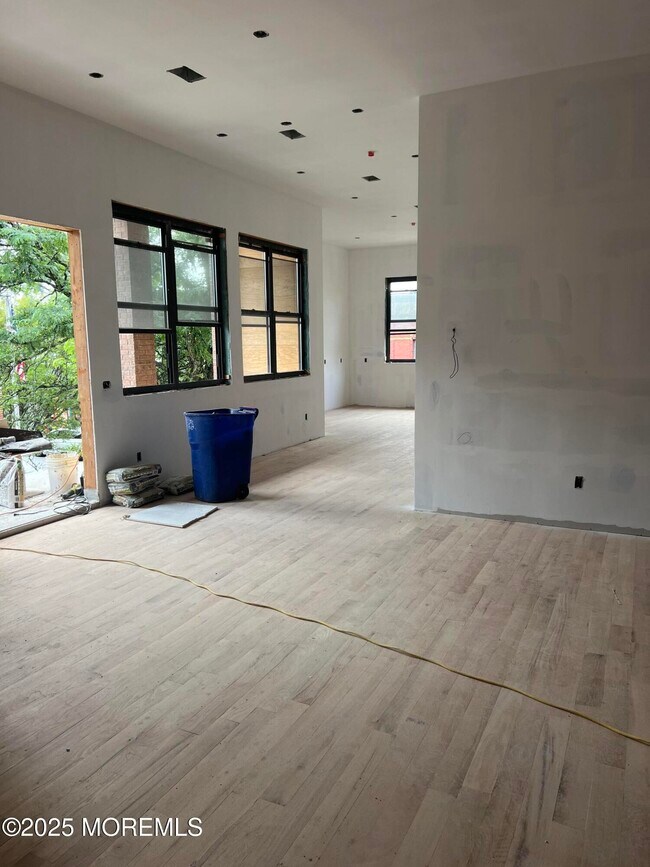 Building Photo - 42 Monmouth St