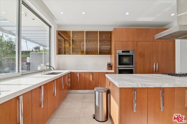 Building Photo - 1232 Sunset Plaza Dr