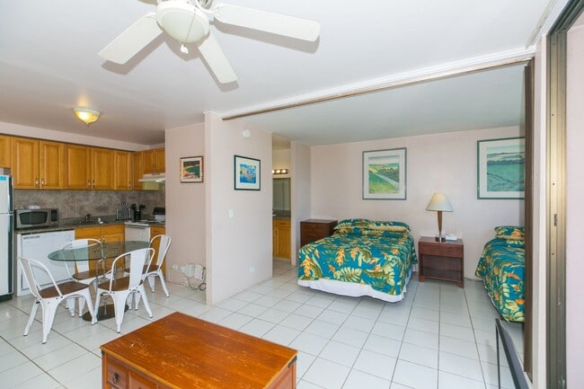 Building Photo - Royal Kuhio 1b1b1parking Fully Furnished i...